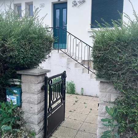 Le Deauville فيلة تروفيي سور مير